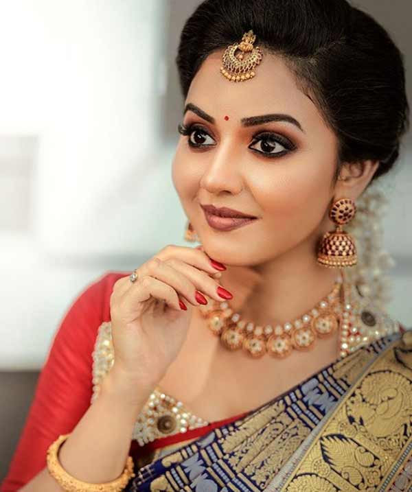 சேலையில் ஜாலி