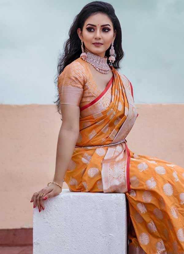 வித்யாவை ரசிக்கும் கூட்டம்