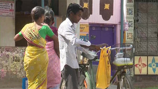 The youth from Thoothukudi selling tea and helping destitute people in Madurai The youth from Thoothukudi selling tea and helping destitute people in Madurai