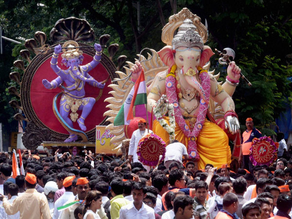 வீடுகளில் கொண்டாட்டம்