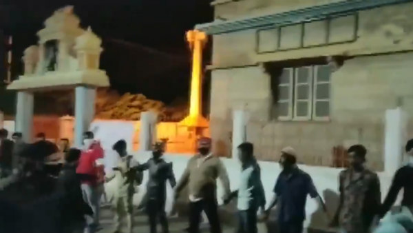 Bengaluru: Muslim youth formed a human chain around a temple in DJ Halli Bengaluru: Muslim youth formed a human chain around a temple in DJ Halli