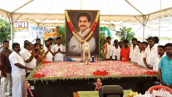 Sasikala supporters launch Thiyaga Thalaivi Chinnamma Peravai Sasikala supporters launch Thiyaga Thalaivi Chinnamma Peravai
