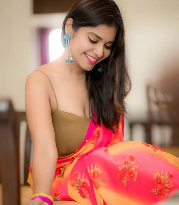 இ பாஸ் இல்லாமல் நுழைந்தவளே