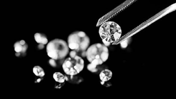 Labourers in Madhya Pradesh turns a millionaire after finding 3 diamonds Labourers in Madhya Pradesh turns a millionaire after finding 3 diamonds
