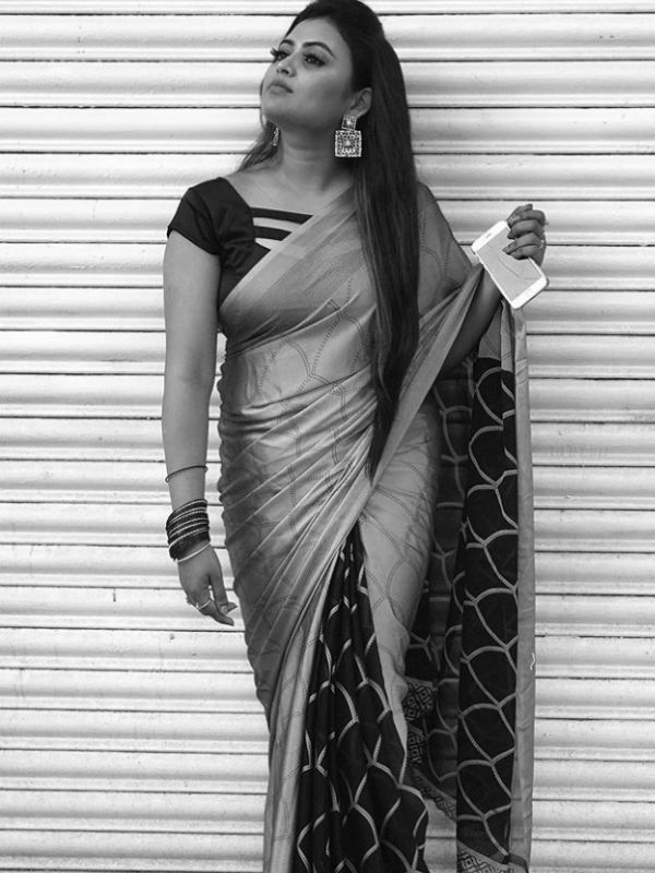 சேலையிலும் வித்தை காட்டலாம்