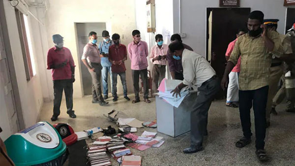 Fire at Kerala Secretariat: Opponents allegate a link to the gold smuggling case Fire at Kerala Secretariat: Opponents allegate a link to the gold smuggling case