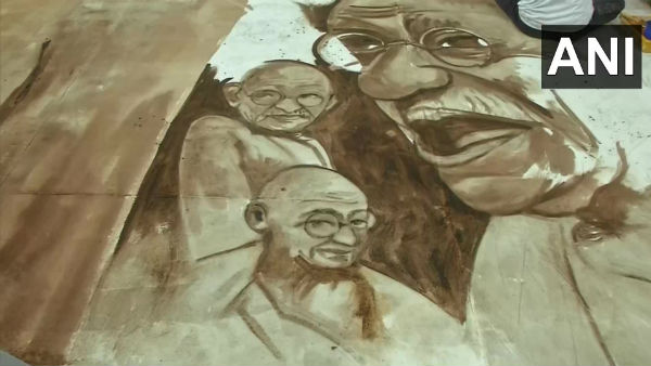 Shiva Raman from Chennai painted Mahatma Gandhis portrait in 2,020 square feet using coffee powder Shiva Raman from Chennai painted Mahatma Gandhis portrait in 2,020 square feet using coffee powder