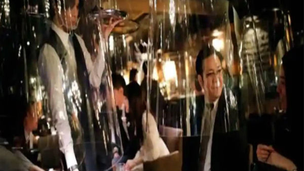 Bar installs fish bowl-like screens in Japan Bar installs fish bowl-like screens in Japan