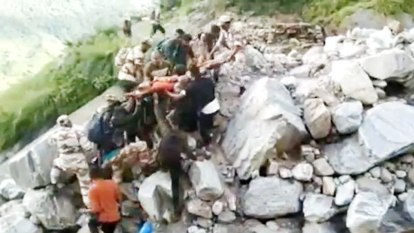 சிலிர்க்க வைக்கும் பயணம்- மலையில் இருந்து 40 கிமீ தூரம்-காயம்பட்ட பெண்ணை சுமந்து வந்த ராணுவ வீரர்கள்