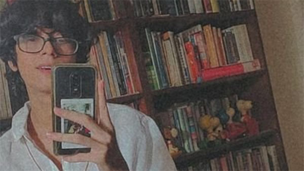 Man gets marriage proposals after he shares photos of his books collection Man gets marriage proposals after he shares photos of his books collection