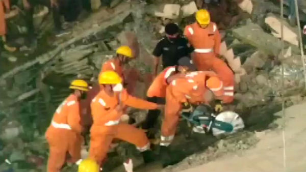 A 2 storey building collapsed in Madhya Pradesh: 7 people rescued, many feared of trapped A 2 storey building collapsed in Madhya Pradesh: 7 people rescued, many feared of trapped