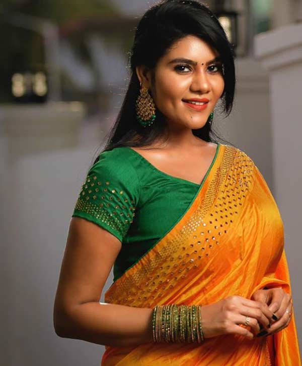 சிரிப்பிலும் கவர்ச்சி