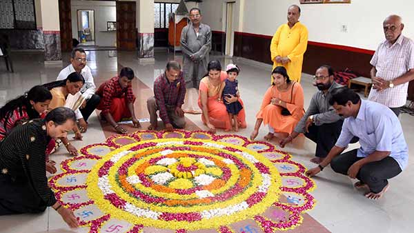 திருஓணம் திருநாள் வந்தல்லோ... அத்தப்பூ கோலம் போட்டு மகாபலிக்கு வரவேற்பு கொடுத்த மக்கள் 