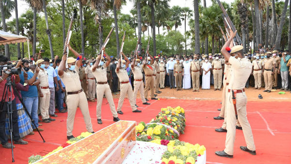 30 குண்டுகள் முழங்க அடக்கம்