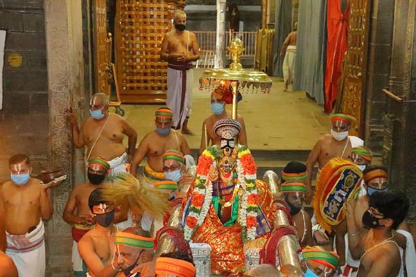 Srirangam Sri Ranganathaswami Temple Adhi Brahmotsavam Sri Namperumal on Garudavahana sevai Srirangam Sri Ranganathaswami Temple Adhi Brahmotsavam Sri Namperumal on Garudavahana sevai