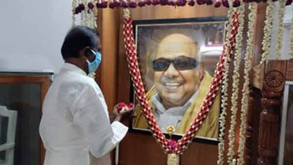 Vairamuthu pays floral tribute to Karunanidhi on his 2nd anniversary Vairamuthu pays floral tribute to Karunanidhi on his 2nd anniversary