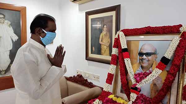 Vairamuthu pays floral tribute to Karunanidhi on his 2nd anniversary Vairamuthu pays floral tribute to Karunanidhi on his 2nd anniversary