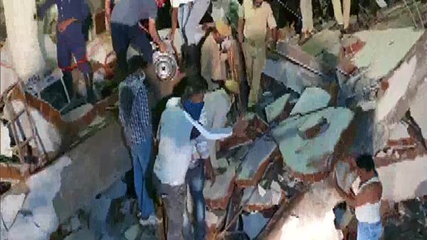 Gujarat: 3 persons died in building collapsed in Bawamanpura in Vadodara Gujarat: 3 persons died in building collapsed in Bawamanpura in Vadodara