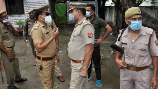 Angry mob lynches murder accused in UP police personnel Angry mob lynches murder accused in UP police personnel