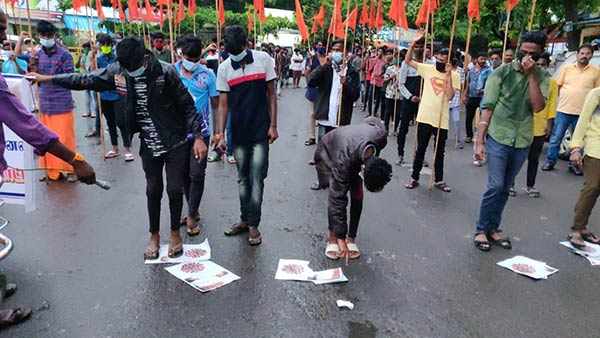 காலில் மிதிக்கும் போராட்டம்
