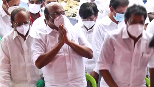 Minister Jayakumar suddenly engaged in prayers during press meeting Minister Jayakumar suddenly engaged in prayers during press meeting