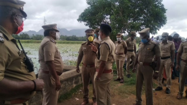 மூவரும் கைகளை கட்டிக் கொண்டு