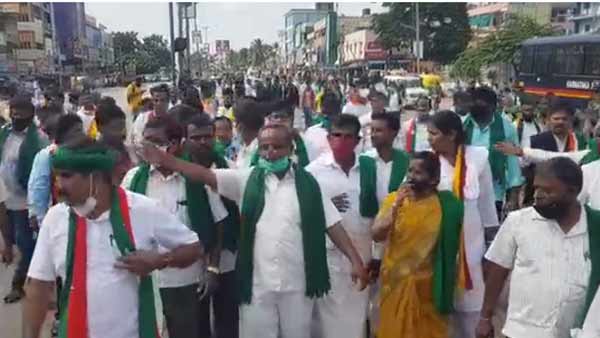 காலில் விழுந்த விவசாயி