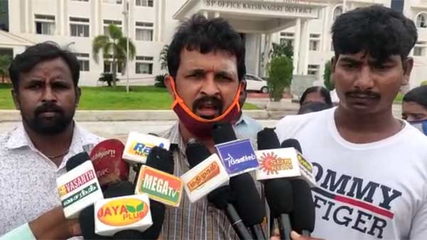 துணிக்கடைக்காரருடன் மாயம்