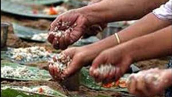 புதுச்சேரியில் திதி கொடுத்த மக்கள்