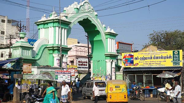 Minister Vellamandi Natarajan melted down to the merchants Minister Vellamandi Natarajan melted down to the merchants