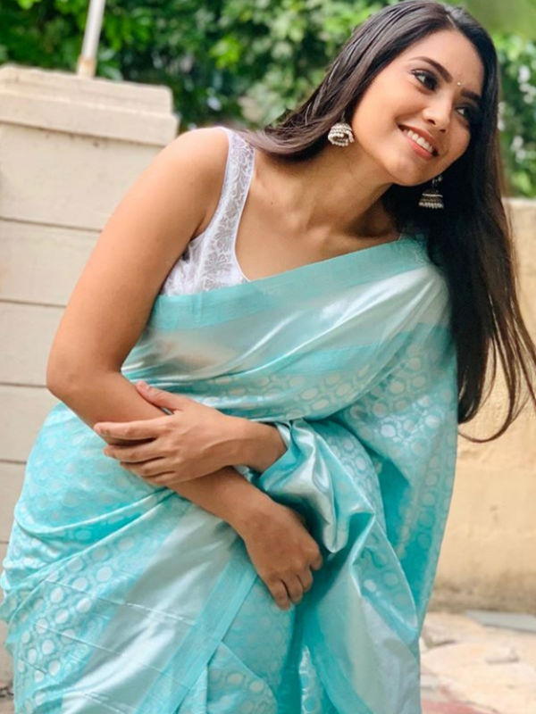 உள் பாவாடை இல்லாமல் சேலை கட்டி