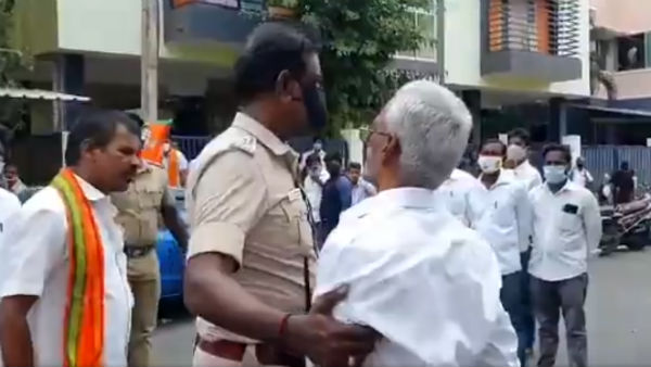 போலீசில் முதியவர் ஒப்படைப்பு