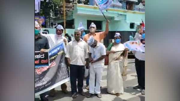 Bharat bandh: Karnataka Farmers, AAP stage protest in Bangalore Bharat bandh: Karnataka Farmers, AAP stage protest in Bangalore