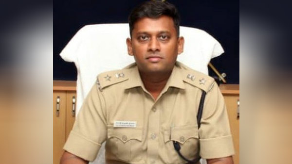 சென்னை: காத்திருப்போர் பட்டியலில் இருந்த ராமநாதபுரத்தின் முன்னாள் எஸ்பி வருண்குமார் சென்னைக்கு பணியிட மாற்றம் செய்யப்பட்டள்ளார். இரண்டு நாட்களுக்கு முன் ராமநாதபுரம் எஸ்.பி வருண்குமார் இடம் மாற்றம் செய்யப்பட்டு, காத்திருப்பு பட்டியலுக்கு மாற்றப்பட்டார். அதோடு ராமநாதபுரம் எஸ்.பி பொறுப்பில் கார்த்திக் நியமிக்கப்பட்டுள்ளார். எஸ்.பி வருண்குமார் காத்திருப்போர் பட்டியலுக்கு மாற்றப்பட்டது பெரிய விவாதத்தை ஏற்படுத்தியது. கடந்த சில நாட்களுக்கு முன் ராமநாதபுரத்தில் அருண் பிரகாஷ் என்ற இளைஞர் கொலை செய்யப்பட்டதற்கு பின் மத ரீதியான காரணங்கள் இருக்கலாம் என்று சமூக வலைத்தளத்தில் வதந்தி பரவியது. இதையடுத்து வதந்திகளுக்கு முற்றுப்புள்ளி வைக்கும் வகையில் எஸ்.பி வருண்குமார் சமூக வலைத்தளத்தில் விளக்கம் அளித்து இருந்தார். இது தொடர்பான வதந்திகளை நம்ப வேண்டாம், இது மத ரீதியான கொலை இல்லை, இதில் உரிய விசாரணை நடந்து வருகிறது என்றும் அவர் குறிப்பிட்டு இருந்தார். இந்த விளக்கத்திற்கு பின் இவர் பணியிட மாற்றம் செய்யப்பட்டது பெரிய சர்ச்சையை எழுப்பியது. இந்த நிலையில் தற்போது ராமநாதபுரத்தின் முன்னாள் எஸ்பி வருண்குமார் சென்னைக்கு பணியிட மாற்றம் செய்யப்பட்டுள்ளார். காத்திருப்போர் பட்டியலில் வைக்கப்பட்டிருந்த நிலையில் பணியிட மாற்றம் செய்யப்பட்டுள்ளார். சென்னை காவல்துறையின் சமூக வலைதள பக்கங்களை நிர்வகிக்கும் பதவிக்கு மாற்றம் செய்யபப்ட்டுள்ளார். சென்னை காவல்துறையின் தனியங்கி மற்றும் கணினிமயமாக்கல் துறை எஸ்பியாக நியமனம் செய்யப்பட்டு இருக்கிறார். IPS Varun Kumar gets a posting as the SP of Office automation and computerization சென்னை: காத்திருப்போர் பட்டியலில் இருந்த ராமநாதபுரத்தின் முன்னாள் எஸ்பி வருண்குமார் சென்னைக்கு பணியிட மாற்றம் செய்யப்பட்டள்ளார். இரண்டு நாட்களுக்கு முன் ராமநாதபுரம் எஸ்.பி வருண்குமார் இடம் மாற்றம் செய்யப்பட்டு, காத்திருப்பு பட்டியலுக்கு மாற்றப்பட்டார். அதோடு ராமநாதபுரம் எஸ்.பி பொறுப்பில் கார்த்திக் நியமிக்கப்பட்டுள்ளார். எஸ்.பி வருண்குமார் காத்திருப்போர் பட்டியலுக்கு மாற்றப்பட்டது பெரிய விவாதத்தை ஏற்படுத்தியது. கடந்த சில நாட்களுக்கு முன் ராமநாதபுரத்தில் அருண் பிரகாஷ் என்ற இளைஞர் கொலை செய்யப்பட்டதற்கு பின் மத ரீதியான காரணங்கள் இருக்கலாம் என்று சமூக வலைத்தளத்தில் வதந்தி பரவியது. இதையடுத்து வதந்திகளுக்கு முற்றுப்புள்ளி வைக்கும் வகையில் எஸ்.பி வருண்குமார் சமூக வலைத்தளத்தில் விளக்கம் அளித்து இருந்தார். இது தொடர்பான வதந்திகளை நம்ப வேண்டாம், இது மத ரீதியான கொலை இல்லை, இதில் உரிய விசாரணை நடந்து வருகிறது என்றும் அவர் குறிப்பிட்டு இருந்தார். இந்த விளக்கத்திற்கு பின் இவர் பணியிட மாற்றம் செய்யப்பட்டது பெரிய சர்ச்சையை எழுப்பியது. இந்த நிலையில் தற்போது ராமநாதபுரத்தின் முன்னாள் எஸ்பி வருண்குமார் சென்னைக்கு பணியிட மாற்றம் செய்யப்பட்டுள்ளார். காத்திருப்போர் பட்டியலில் வைக்கப்பட்டிருந்த நிலையில் பணியிட மாற்றம் செய்யப்பட்டுள்ளார். சென்னை காவல்துறையின் சமூக வலைதள பக்கங்களை நிர்வகிக்கும் பதவிக்கு மாற்றம் செய்யபப்ட்டுள்ளார். சென்னை காவல்துறையின் தனியங்கி மற்றும் கணினிமயமாக்கல் துறை எஸ்பியாக நியமனம் செய்யப்பட்டு இருக்கிறார். IPS Varun Kumar gets a posting as the SP of Office automation and computerization
