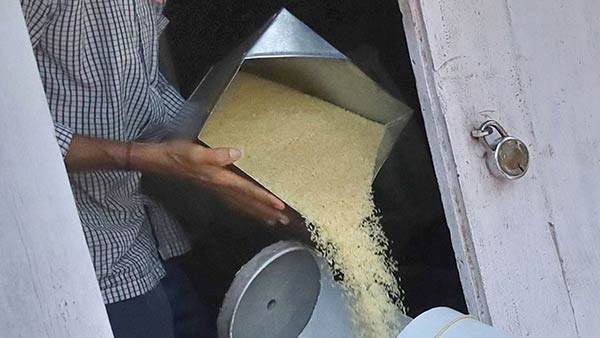 லீவு போட்டு வரணும்