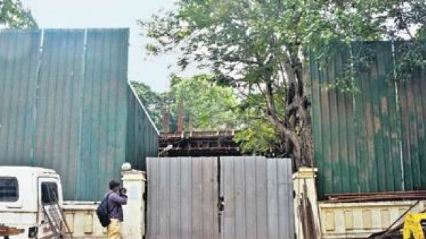 நோட்டீஸ் ஒட்டிய வருமான வரித்துறை