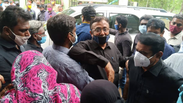இருட்டுக்குள் தள்ளிவிட்டது
