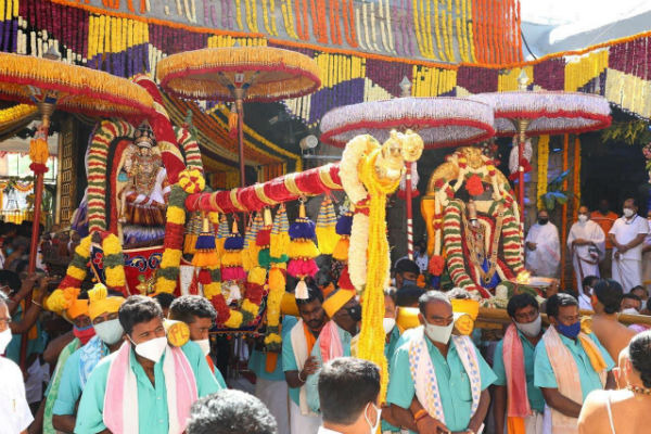 கருட வாகனத்தில் காட்சி