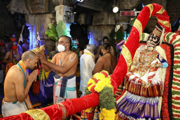 ஏழுமலையானுக்கு ஆண்டாள் சூடிய மாலை