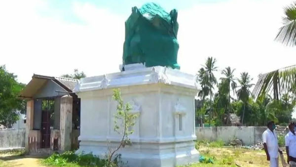 Thiruvarur Hindu Munnani members argue with officials over school issue Thiruvarur Hindu Munnani members argue with officials over school issue