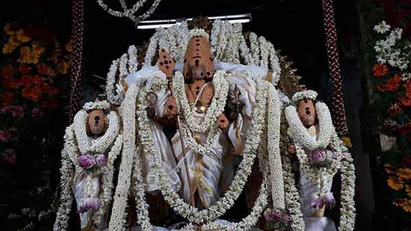 மும்மூர்த்தியான முருகன்