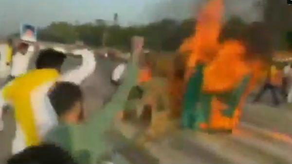 Agri Bill Protest: A tractor set ablaze near India Gate in Delhi Agri Bill Protest: A tractor set ablaze near India Gate in Delhi