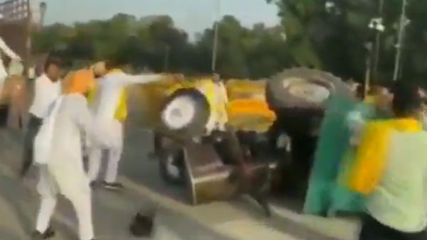 Agri Bill Protest: A tractor set ablaze near India Gate in Delhi Agri Bill Protest: A tractor set ablaze near India Gate in Delhi