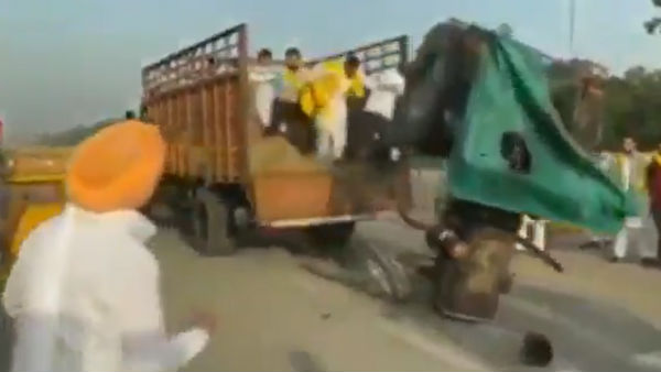 Agri Bill Protest: A tractor set ablaze near India Gate in Delhi Agri Bill Protest: A tractor set ablaze near India Gate in Delhi
