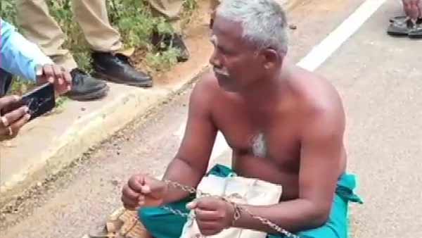 ஏர் கலப்பையை தூக்கிலிடும் விவசாயி