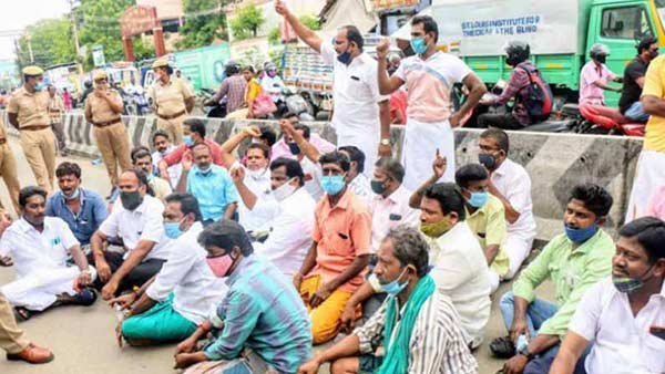 32 traders arrested for trying to open Trichy Gandhi Market 32 traders arrested for trying to open Trichy Gandhi Market