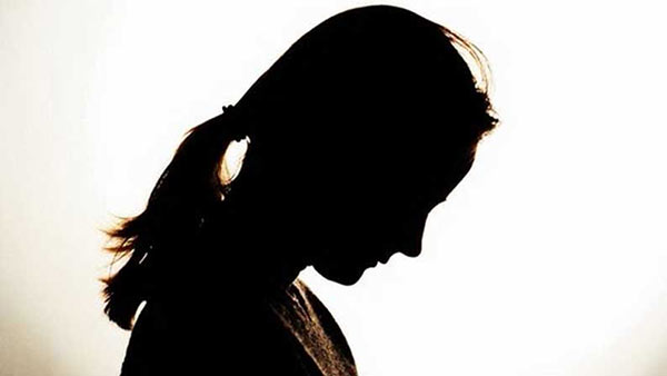கவனிக்காத 2 மகள்கள்