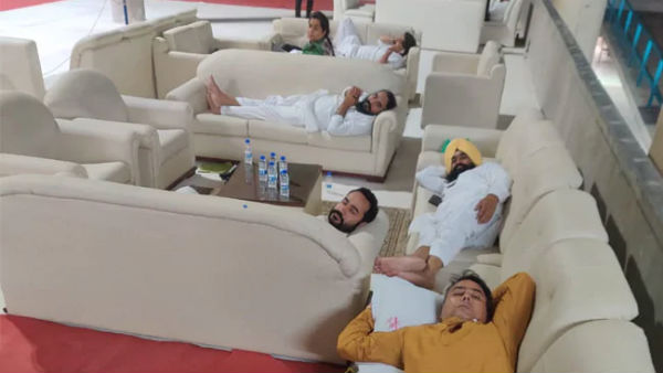 Aam Aadmi MLAs protest in Punjab assembly all over night Aam Aadmi MLAs protest in Punjab assembly all over night