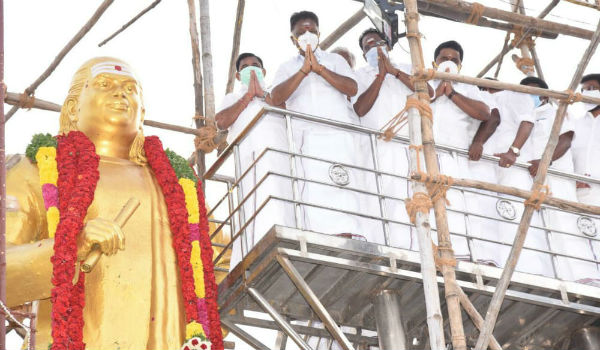 வலதுபுறம் ஸ்டாலின்