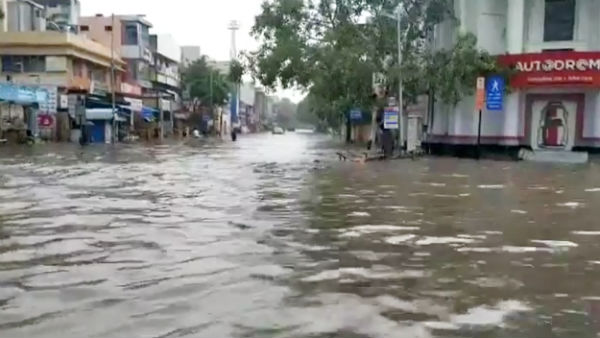 மாநகராட்சி ஊழியர்கள் உழைப்பு